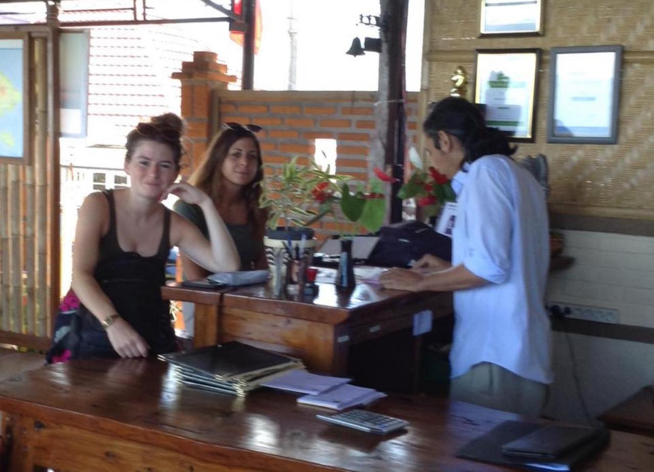 Karang Sari Guesthouse & Warung Munduk Exterior foto