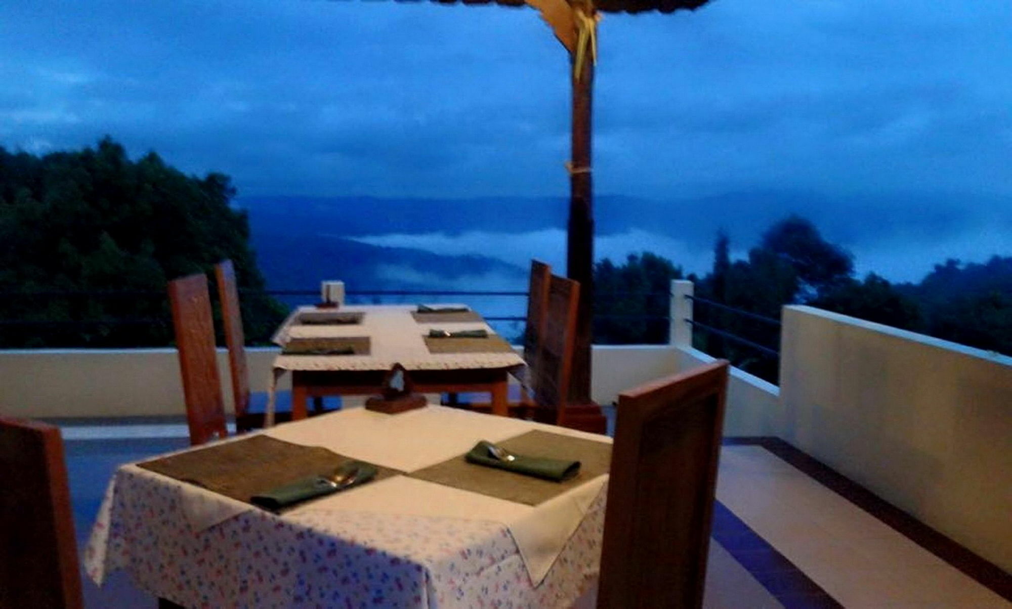 Karang Sari Guesthouse & Warung Munduk Exterior foto