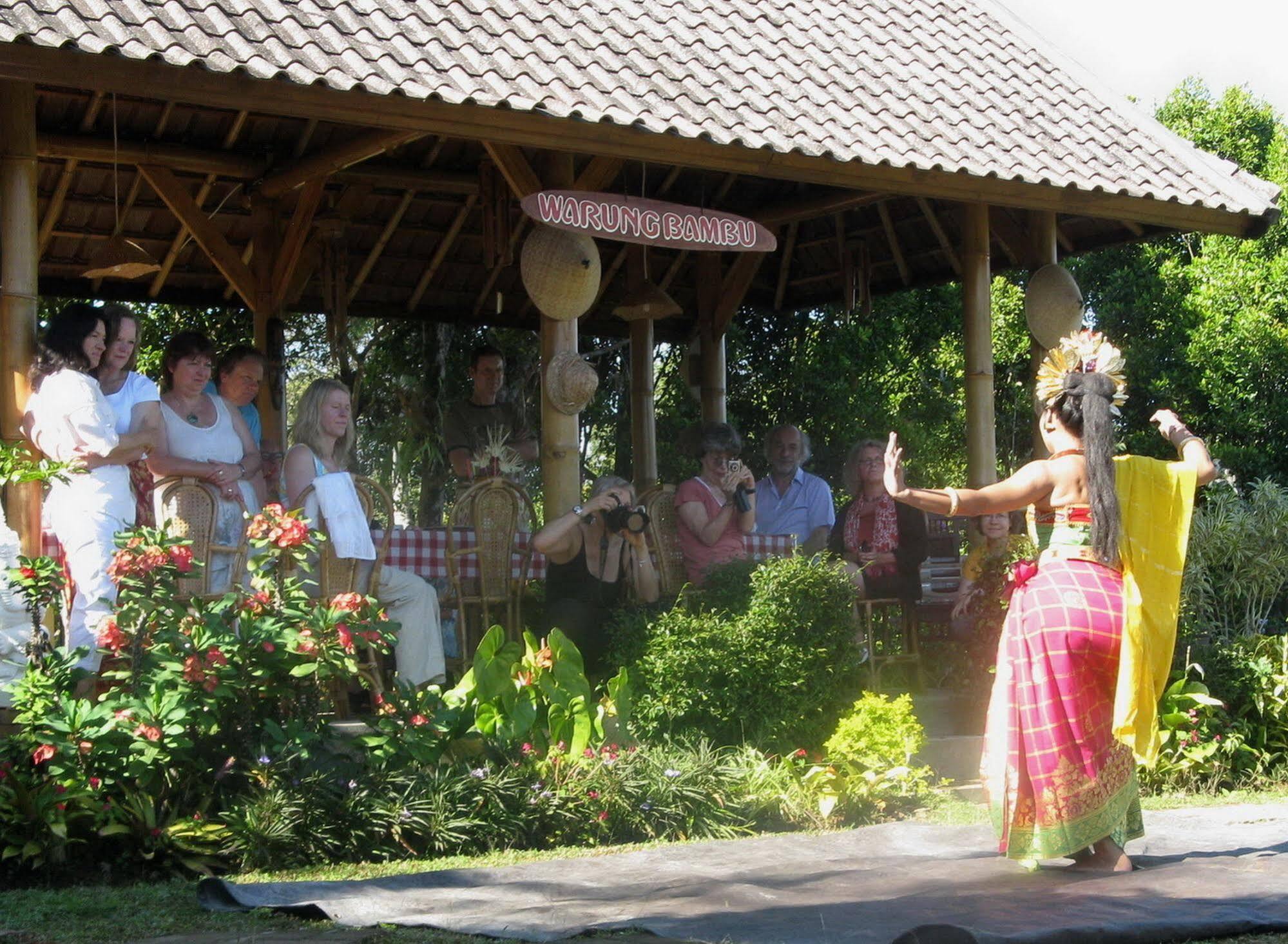 Karang Sari Guesthouse & Warung Munduk Exterior foto