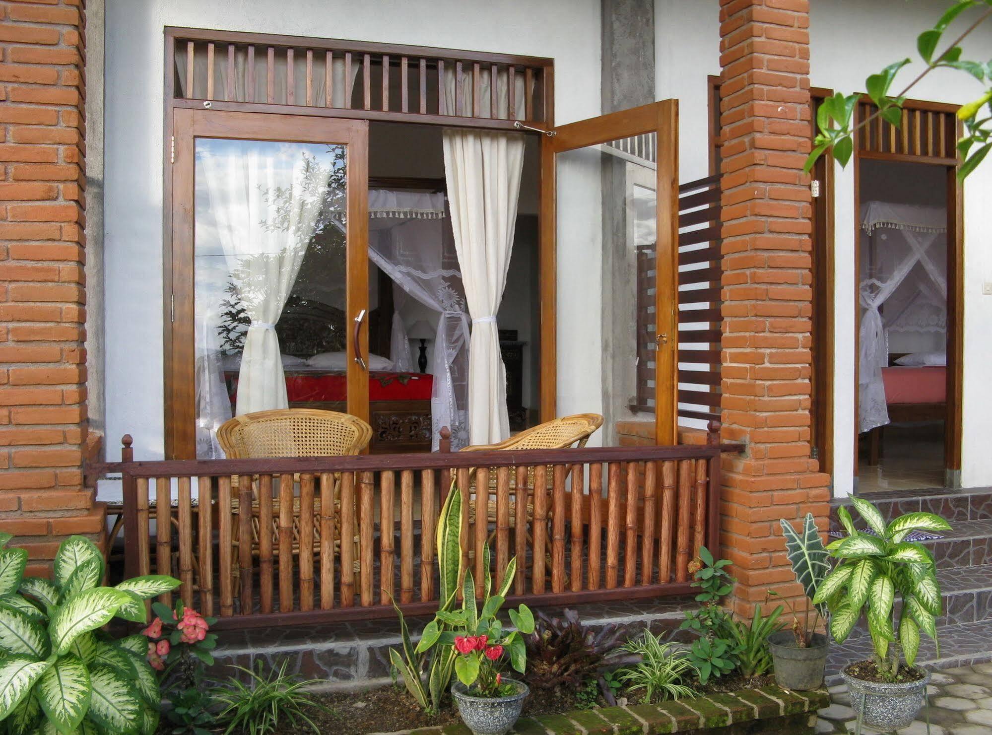 Karang Sari Guesthouse & Warung Munduk Exterior foto